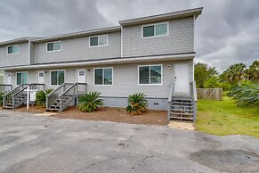 Cozy Pensacola Townhome w/ Shared Yard & Gas Grill