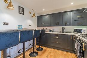 Upscale 2-Bed & Bath Flat in Newport