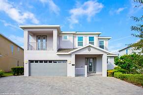 Stylish Family Home Sleeps 22 Enc101