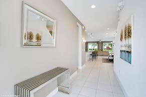 Stylish Family Home Sleeps 22 Enc101