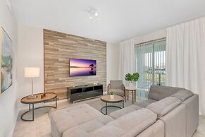 Dreamy Condo at Storey Lake Stl112