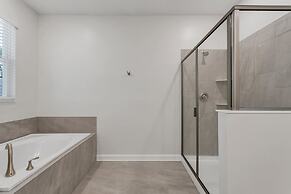 Amazing Family Home 8min to Disneyworld Pool Spa Sleeps 24 Stl101