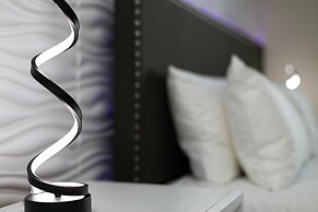 Amazing Family Home 8min to Disneyworld Pool Spa Sleeps 24 Stl101