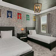 Amazing Family Home 8min to Disneyworld Pool Spa Sleeps 24 Stl101