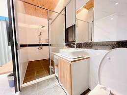 Kuan Pin Ju station elevator Hostel