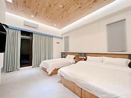 Kuan Pin Ju station elevator Hostel