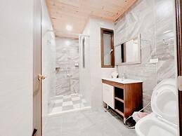 Kuan Pin Ju station elevator Hostel