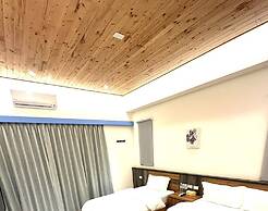 Kuan Pin Ju station elevator Hostel