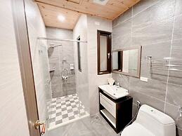 Kuan Pin Ju station elevator Hostel