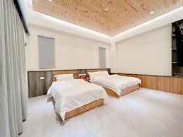 Kuan Pin Ju station elevator Hostel