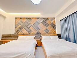 Kuan Pin Ju station elevator Hostel