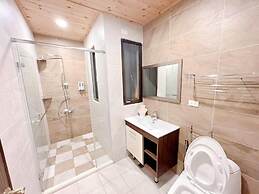 Kuan Pin Ju station elevator Hostel