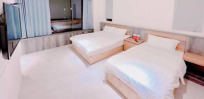 Kuan Pin Ju station elevator Hostel