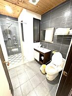 Kuan Pin Ju station elevator Hostel