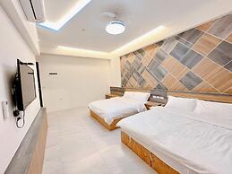 Kuan Pin Ju station elevator Hostel