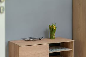 Poznan Apartment With 2 Desks by Renters