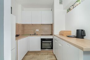 Poznan Apartment With 2 Desks by Renters
