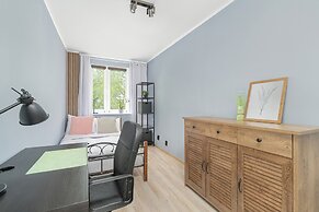 Poznan Apartment With 2 Desks by Renters