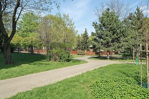 Poznan Apartment With 2 Desks by Renters
