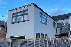 Town Centre Modern 1 Bed Self-contained Apartment