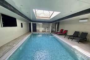 HISTOIRE D'Ô - LES PISCINES