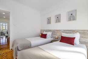 Peaceful Algés Family Home