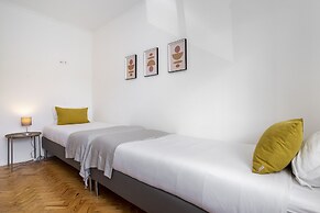 Peaceful Algés Family Home