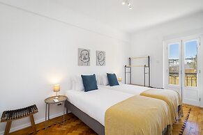 Peaceful Algés Family Home