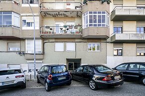 Peaceful Algés Family Home