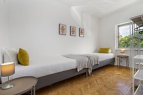 Peaceful Algés Family Home