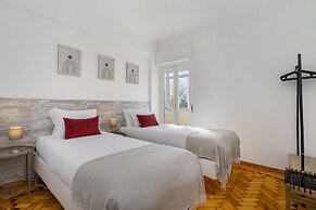 Peaceful Algés Family Home