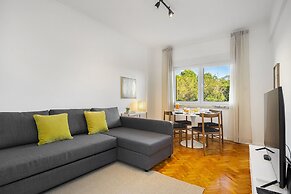 Peaceful Algés Family Home