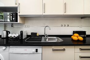 Peaceful Algés Family Home