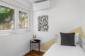 Peaceful Algés Family Home