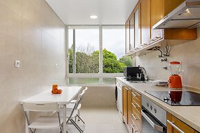 Peaceful Algés Family Home