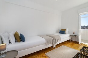 Peaceful Algés Family Home