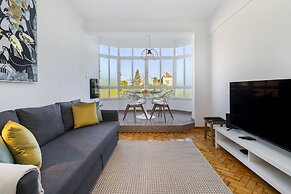 Peaceful Algés Family Home