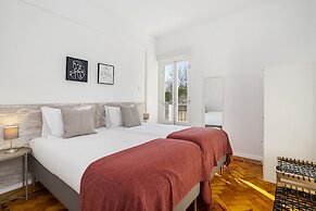 Peaceful Algés Family Home