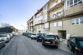 Peaceful Algés Family Home