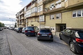 Peaceful Algés Family Home