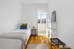 Peaceful Algés Family Home