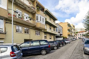 Peaceful Algés Family Home