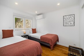 Peaceful Algés Family Home