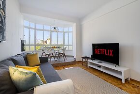 Peaceful Algés Family Home