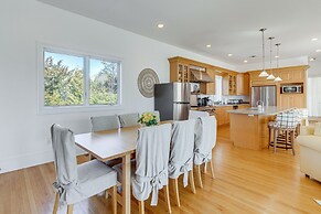 Hamptons Home Near Beaches w/ Pool & Water Views!