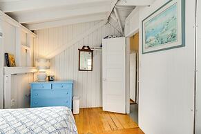 Charming Westbrook Cottage, Steps to Private Beach