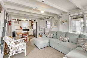 Charming Westbrook Cottage, Steps to Private Beach