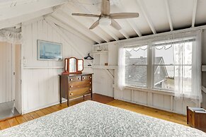 Charming Westbrook Cottage, Steps to Private Beach