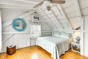 Charming Westbrook Cottage, Steps to Private Beach