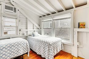 Charming Westbrook Cottage, Steps to Private Beach